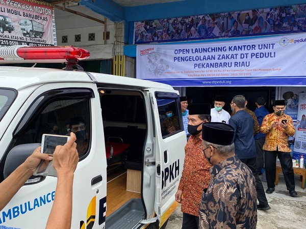 Achmad Salurkan Bantuan Mobil Ambulans dari BPKH di Pekanbaru