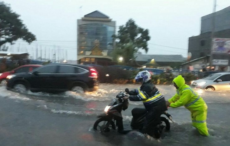 Genangan Air Akibat Hujan Lebat, Polantas Bantu Kendaraan Warga yang Mogok