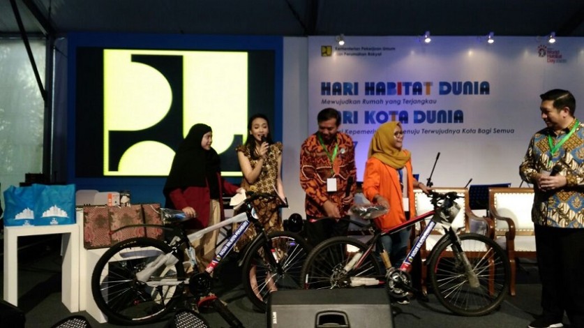 Walikota Pekanbaru Bagi-bagi Sepeda di Kantor Kementerian PUPR