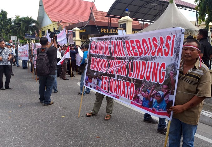 Warga Mahato Demonstrasi di Mapolda Riau, Ini Tuntutannya