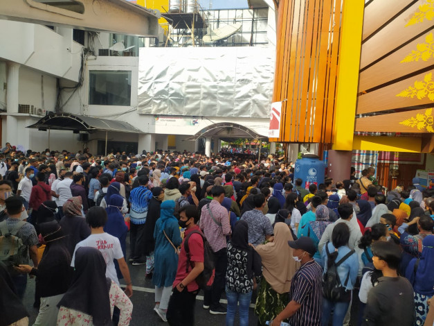 Kerumunan Massa di Kantor Disdukcapil Pekanbaru, Anggota DPRD Sebut Memalukan