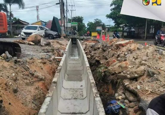 Dinas PUPR Pekanbaru Gesa Perbaikan Jalan Lobak yang Amblas Akibat Hujan Deras