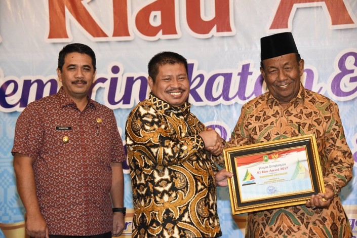 Bupati Amril Terima Penghargaan KI Award Riau 2017