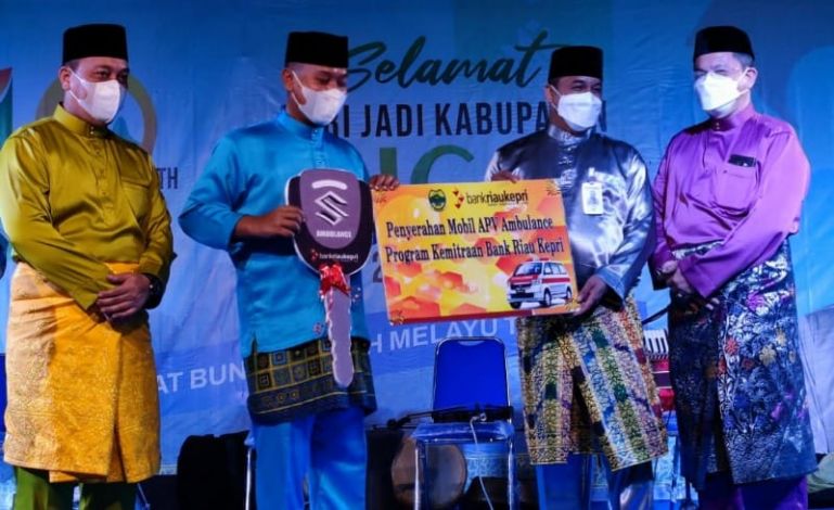 Kado Hari Jadi Kabupaten Lingga ke-18, Bank Riau Kepri Berikan Satu Unit Ambulans dari Program CSR