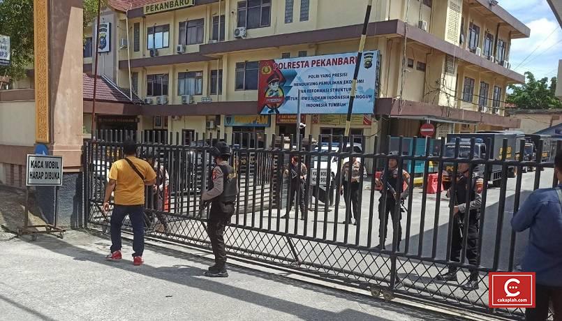 Pengamanan di Mapolresta Pekanbaru Diperketat, Petugas Siap Siaga Pegang Senjata