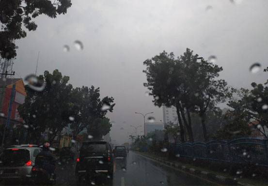 Hujan Disertai Angin Kencang akan Mengguyur Riau pada Sore dan Malam Hari