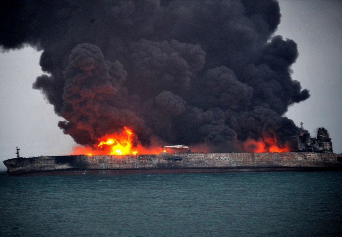 Kapal Tanker dan Kargo Tabrakan Dahsyat, Laut Terbakar