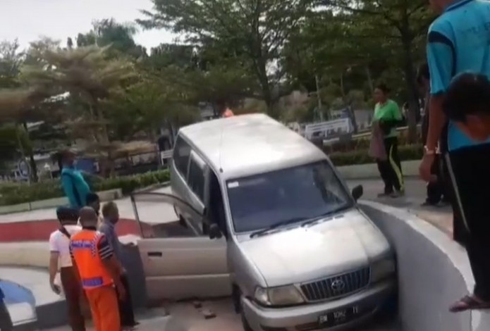 Tak Tahu Jalan, Toyota Kijang Terjebak di Kolam Senam RTH Tunjuk Ajar Pekanbaru