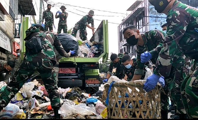 Masih Banyak Tumpukan Sampah, Personel TNI Turun Tangan Bersihkan Pekanbaru