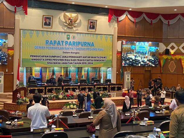 Gantikan Syahroni Tua, Anak Mantan Gubernur Ini Resmi Dilantik Jadi Anggota DPRD Riau