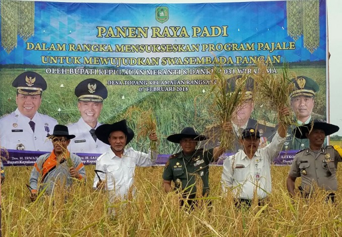 Danrem 031/WB Brigjen TNI Edy Nasution Panen Raya Padi di Kepulauan Meranti