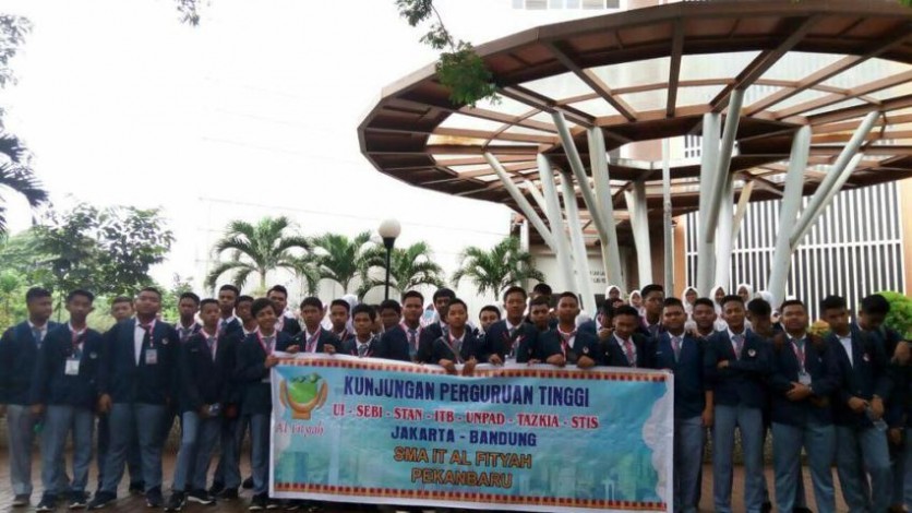 Motivasi Siswa, SMAIT Alfityah Pekanbaru Sambangi Perguruan Tinggi Ternama di Pulau Jawa