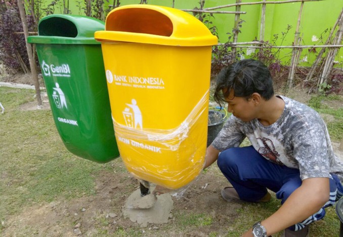 Dukung Indonesia Bersih, GenBi Riau Sebar Tong Sampah di 15 Titik