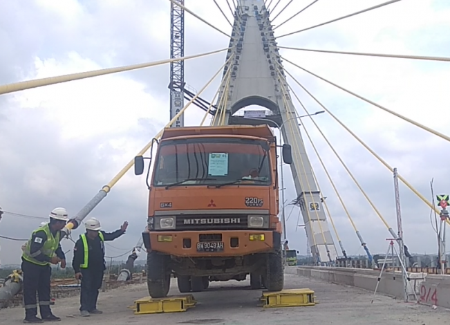 Uji Beban Jembatan Marhum Bukit, PUPR Kerahkan 24 Truk Bermuatan 816 Ton