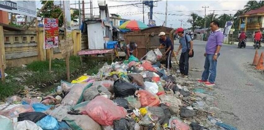 Respon Keluhan Masyarakat, Pemkab Inhu Bersihkan Tumpukan Sampah 