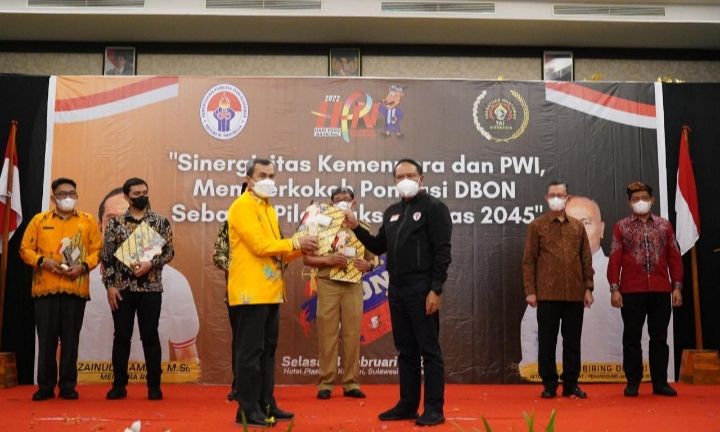Syamsuar Terima Penghargaan sebagai Gubernur Inisiator Olahraga dari PWI Pusat