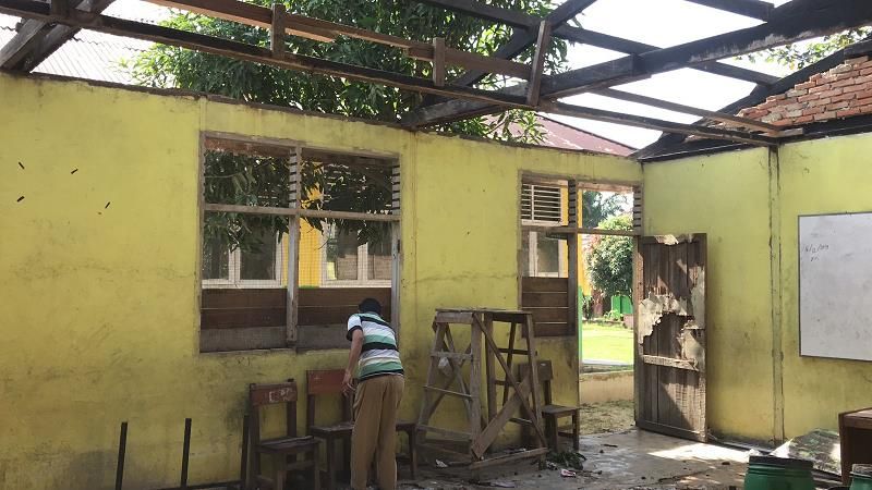 Edan, Maling di Riau Preteli Atap Sekolah, Siswa Menangis