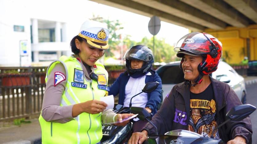 Selama Ops Keselamatan Lancang Kuning 2023, Polisi Hampiri Pengendara di Jalan