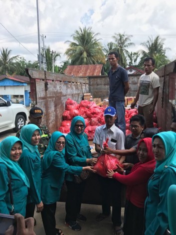 BKOW dan IWAPI Riau Serahkan Ratusan Paket Sembako