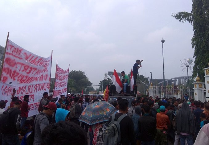 Demo Masyarakat Koto Aman Kampar Ricuh, Seorang Ibu Pingsan Saat Terjadi Dorong Pagar Kantor Gubernur Riau