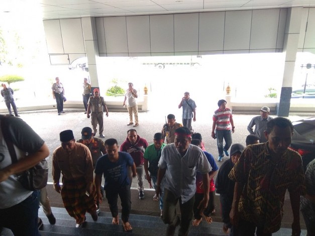 Setelah Ada yang Pingsan, Gubernur Riau Temui Masyarakat Koto Aman Kampar