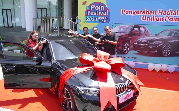 20 Tahun jadi Pelanggan Telkomsel, Ibu Rumah Tangga Dapat Mobil BMW dari Program Undian Poin Festival 2023