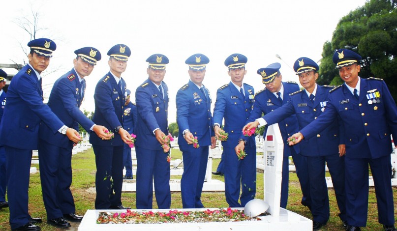 Peringatan Hari TNI AU ke-71, Personel Lanud RsN Tabur Bunga di TMP