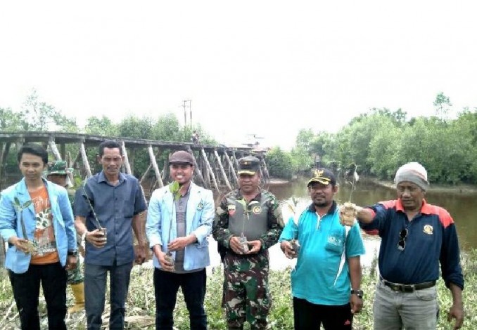 Peduli Lingkungan, BEM UR dan TNI Tanam 1000 Bibit Pohon Mangrove