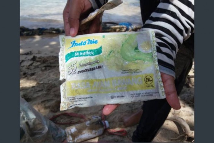 Viral, Foto Sampah Plastik Bungkus Indomie Berusia 19 Tahun