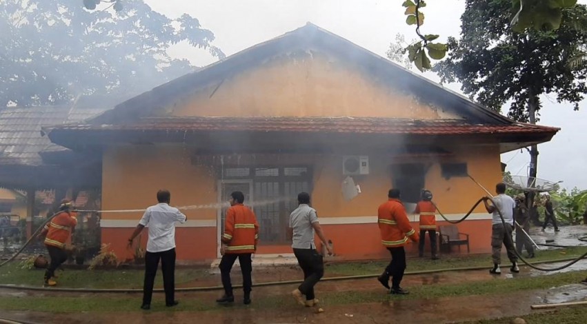 Rumah Dinas Asisten I Pemkab Pelalawan Terbakar Disambar Petir