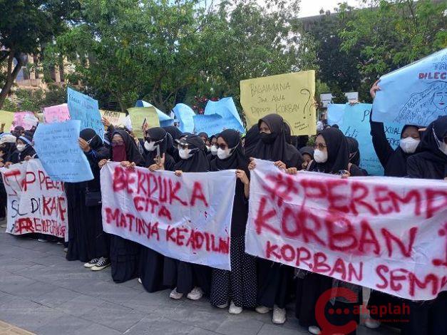Ratusan Perempuan se-Riau Demo di Kejati Riau, Menolak Terdakwa Pelecehan Seksual Syafri Harto Dibebaskan