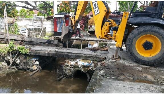 Bersihkan Drainase, PUPR Pekanbaru Minta Pemilik Ruko Bongkar Jembatan