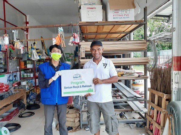 Bantu Proses Renovasi, Rumah Yatim Cabang Riau Salurkan Bantuan di Masjid Al Iman