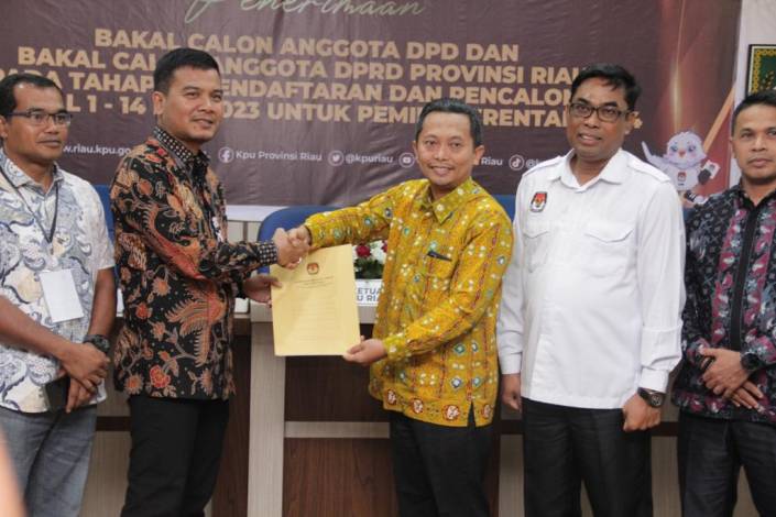 Ratusan Milenial dan Pelaku UMKM Antarkan Arif Eka Saputra ke KPU Riau