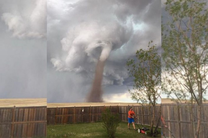 Foto Pria Cuek Potong Rumput Saat Angin Tornado