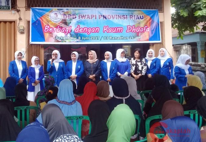 DPD IWAPI Riau Bagi-bagi 290 Paket Sembako ke Warga Teratai