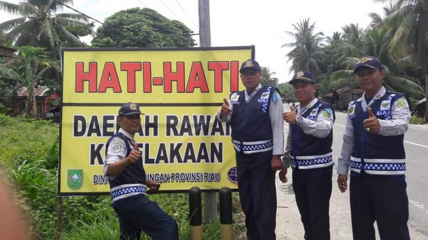 Dishub Pasangan Spanduk Imbauan Keselamatan Mudik di Ruas Jalan Provinsi