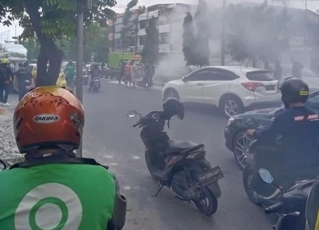 Lagi Dikendarai, Sepeda Motor Vario Tiba-tiba Terbakar di Jalan Tuanku Tambusai Pekanbaru