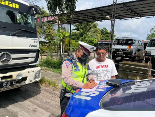 Masuk Jalan Protokol Pekanbaru, Polisi Tilang 14 Truk Tonase Berat