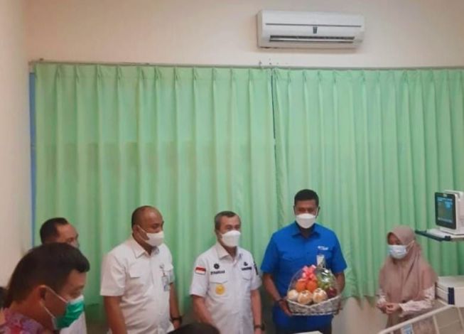 Enam Tahun Dirawat, Gubernur Kunjungi Pasien di Eka Hospital Pekanbaru