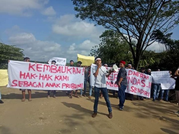 Tuntut Prioritaskan Naker Lokal, Puluhan Warga Demo di Kantor PT SLS