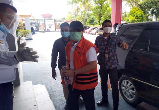 Bupati Bengkalis Non Aktif Tiba di Rutan Pekanbaru, Tangan Diborgol, Pakai Rompi Tahanan KPK