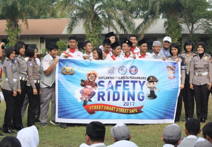 Tim Safety Riding Sat Lantas Kunjungi SMA Cendana Pekanbaru
