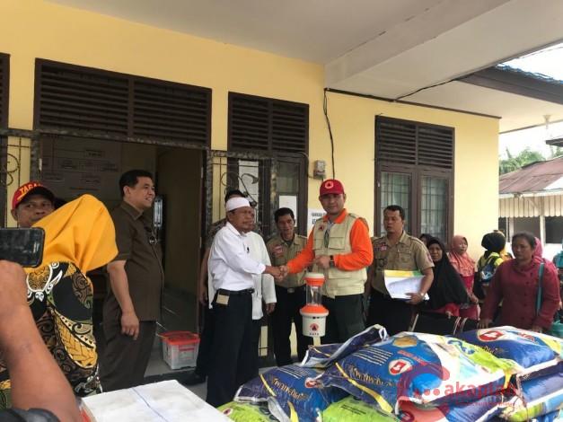Korban Puting Beliung di Tapung Terima Bantuan Logistik dari BPBD Riau