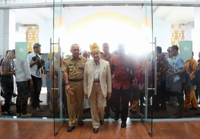 Mantan Presiden BJ Habibie Tiba di Riau, Begini Penyambutannya