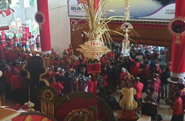 Kader PDIP Sambut Ketum Gerindra Dengan Teriakan Hidup Prabowo