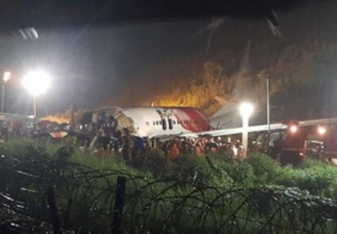 Pesawat India Tergelincir dan Patah Jadi 2, Korban Tewas 17 Orang