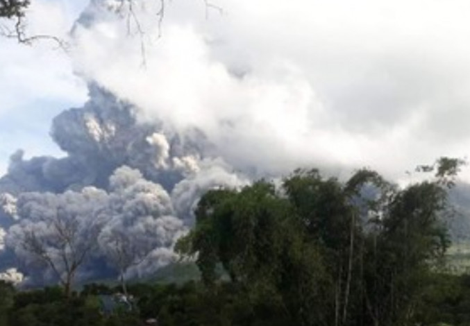Sinabung Erupsi 2.000 Meter, Berastagi Diguyur Abu Vulkanik
