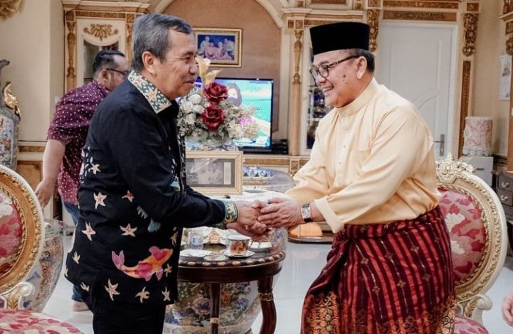 Rusli Zainal menerima kunjungan Gubernur Riau Syamsuar dalam jemputan menghadiri HUT Riau 2022.