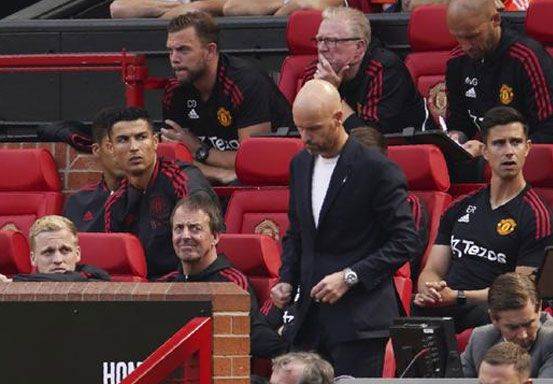 Ekspresi Cristiano Ronaldo Viral saat MU Dipermalukan Brighton: Bibirnya Manyun, Pandang-pandangan dengan Raphael Varane